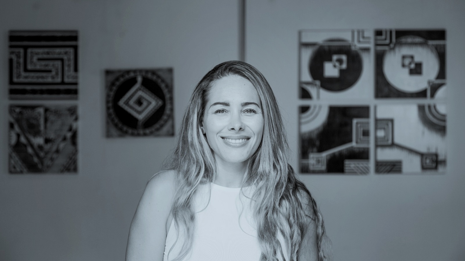 Retrato de Yessie Morales frente a su obra