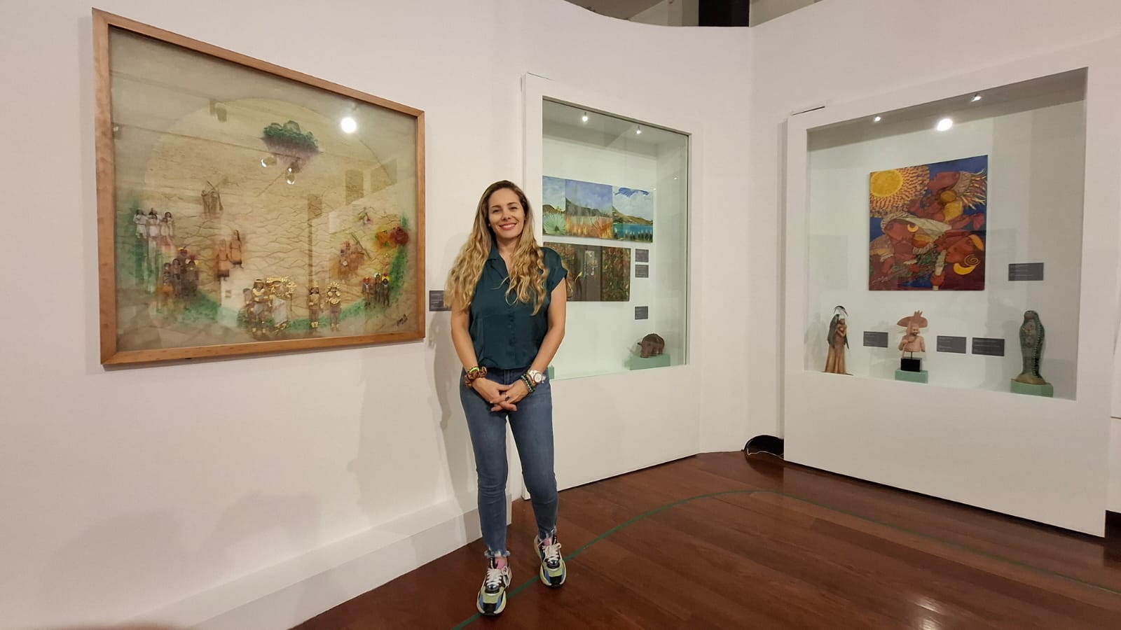 Yessie Morales en un espacio expositivo